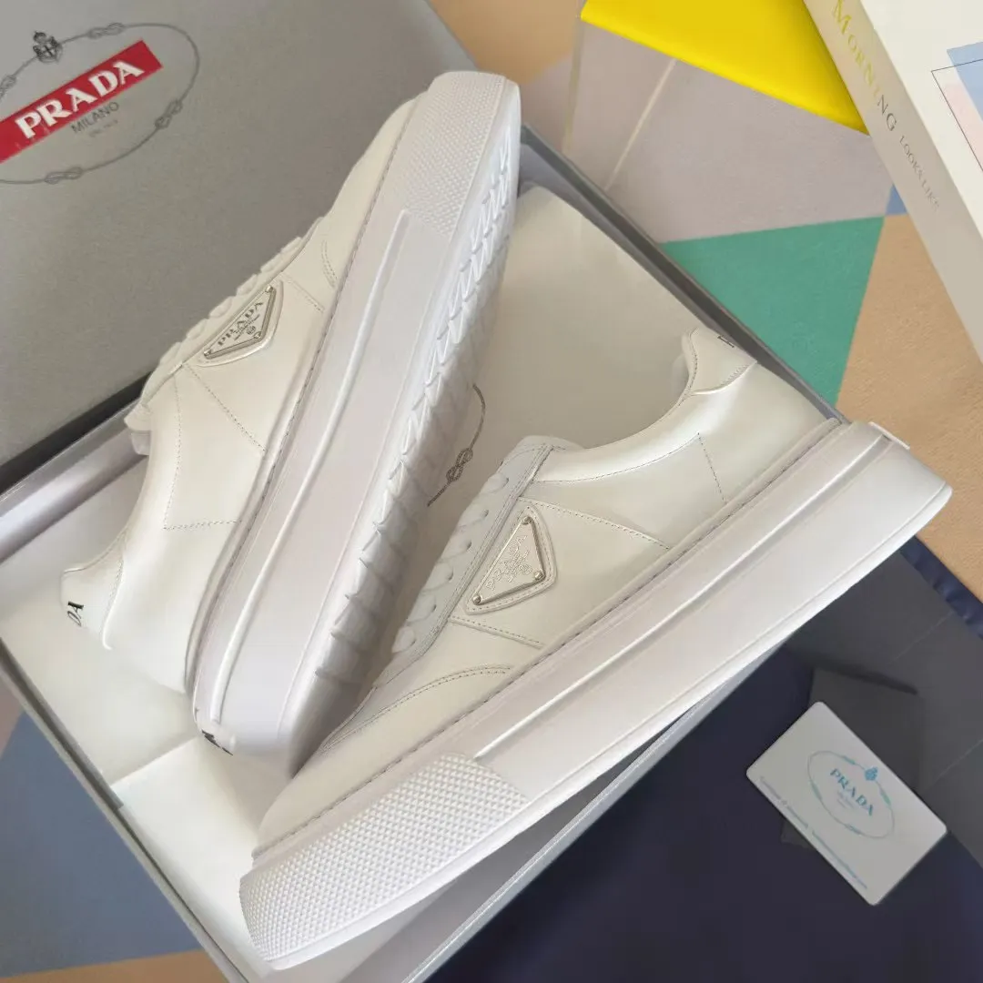 👟👟Ex-factory price 600👟👟 Couple model Prada Latest Couple model Triangle logo Thick sole Casual white shoes Sneakers Original purchase development and production This sneaker combines simple lines and distinctive details into a modern design. The leather upper presents a refined silhouette, with the Prada contrasting logo embellished on the tongue and side inserts. Exquisite packaging at the delivery counter 🛍📦 ▪️Fabric: Original custom imported cowhide material ▪️Lining: Original custom made soft sheepskin ▪️Sole: Original molded non-slip rubber outsole ▪️Sole thickness: 4CM ▪️Size: Women's 35-40 / Men's 39-45